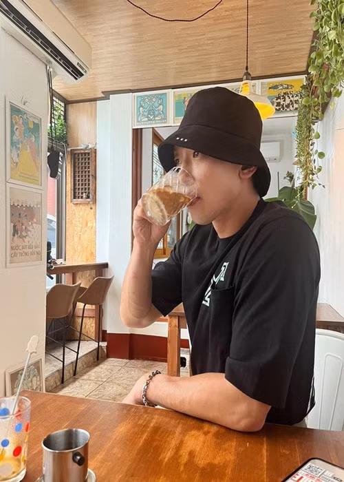Nam ca sĩ Hàn Quốc Bi Rain rất mê phở bò. Anh đăng tải trên trang cá nhân Instagram loạt ảnh, video ăn uống cùng bà xã Kim Tae Hee tại một quán ăn Việt ở đảo Jeju. Bi Rain khen phở bò là món ngon "có một không hai". Ngoài phở bò, vợ chồng Bi Rain còn ăn món cuốn thập cẩm, uống cà phê sữa pha bằng phin. Ảnh: Vietnamnet.
