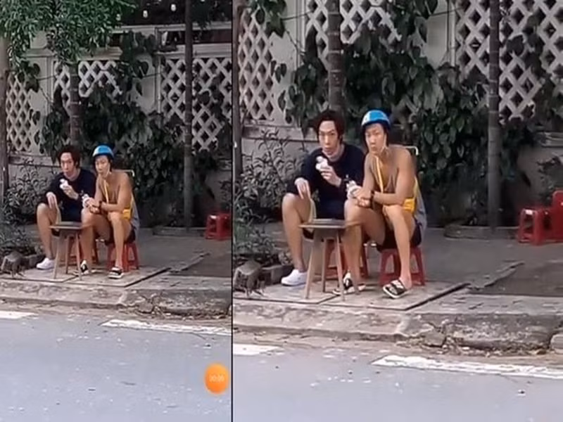 Hai ngôi sao Hàn Quốc Lee Seung Hoon và Baek Ji Woong ngồi ăn bánh mì bên lề đường ở Đà Nẵng năm 2019. Ảnh: Bestie.
