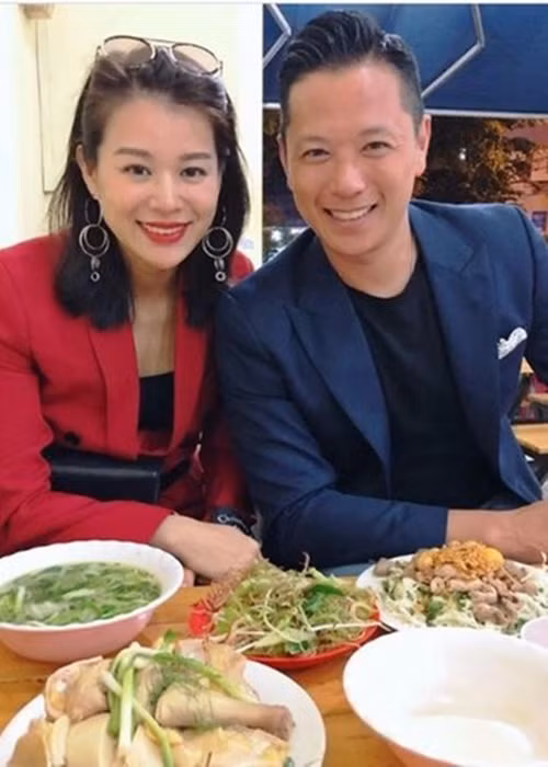 Ngôi sao TVB Hồ Hạnh Nhi và ông xã Philip Lee mê phở Việt Nam. Ảnh: Zing.