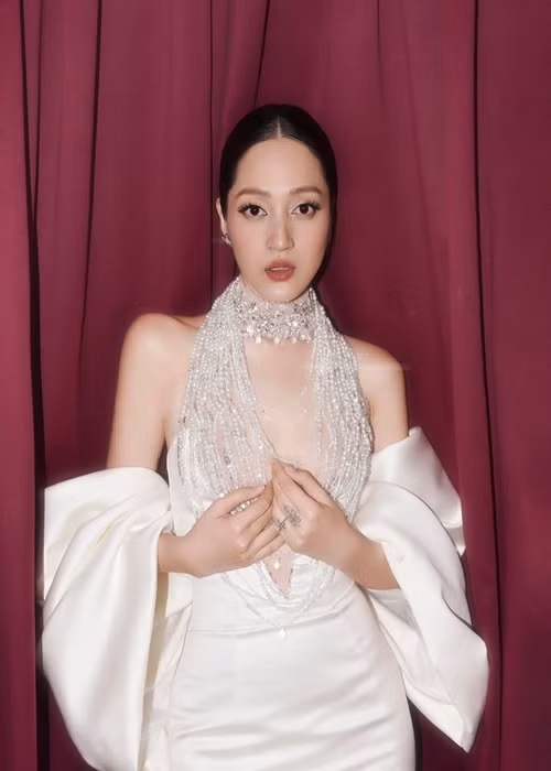 Theo Zing, tối ngày 9/6, khi tham gia show Gala nhạc Việt live số đầu tiên, nữ ca sĩ Bảo Anh nhận được câu hỏi từ khán giả "Chị có sinh em bé không?". Giọng ca 9x trả lời: "Bây giờ nếu sinh em bé mọi người có yêu Bảo Anh không? Không sinh có yêu không?". Khán giả đáp lại lời Bảo Anh: “Có”. Sau đó, nữ ca sĩ nói: "Vậy thôi cứ tập trung yêu đi!”. Ảnh: FBNV.