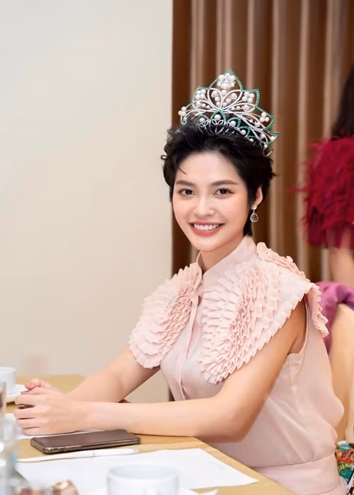 Trong cuộc phỏng vấn với Dân Việt, Nông Thúy Hằng cho biết, cô sẽ nắm bắt cơ hội ngay khi gặp được cuộc thi quốc tế phù hợp với bản thân mình. Ảnh: FBNV.