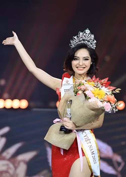 Tháng 7/2022, Nông Thúy Hằng giành vương miện Hoa hậu các Dân tộc Việt Nam 2022. Sau chung kết cuộc thi, cô vướng tin đồn cặp đại gia, nghi vấn đăng thông tin quảng cáo trang web xem phim nhạy cảm trên mạng xã hội. Ảnh: VOV.
