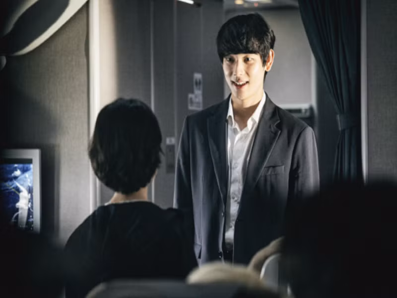 Đóng Hạ cánh khẩn cấp, Lee Byung Hun khen ngợi diễn xuất của Si Wan. “Cậu ấy diễn ra được vẻ rùng rợn lạnh lùng bằng gương mặt hết sức xinh xắn và hiền lành của cậu ấy làm tôi rất ngạc nhiên. Tôi nghĩ cậu ấy thật sự là một diễn viên giỏi”, Lee Byung Hun nói. Ảnh: Phụ Nữ TP HCM.