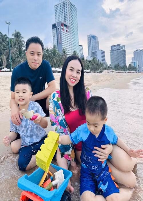 Victor Vũ cũng là đạo diễn trăm tỷ của màn ảnh Việt. Phim Mắt biếc do anh làm đạo diễn đoạt doanh thu 180 tỷ. Năm 2016, anh kết hôn với nữ diễn viên Đinh Ngọc Diệp. Hiện tại, vợ chồng Victor Vũ có hai cậu con trai chung. Ảnh: FBNV.