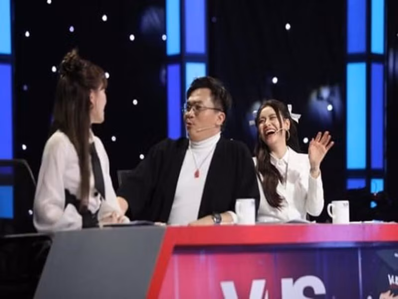 Sau khi được Đại Nghĩa nhắc về cách dùng từ gây khó hiểu, Hari Won sửa lại: "Rất thần thái và không hề nhút nhát". Thực tế, đây không phải lần đầu tiên Hari Won nói sai tiếng Việt. Ảnh: Thương Hiệu Và Pháp Luật.