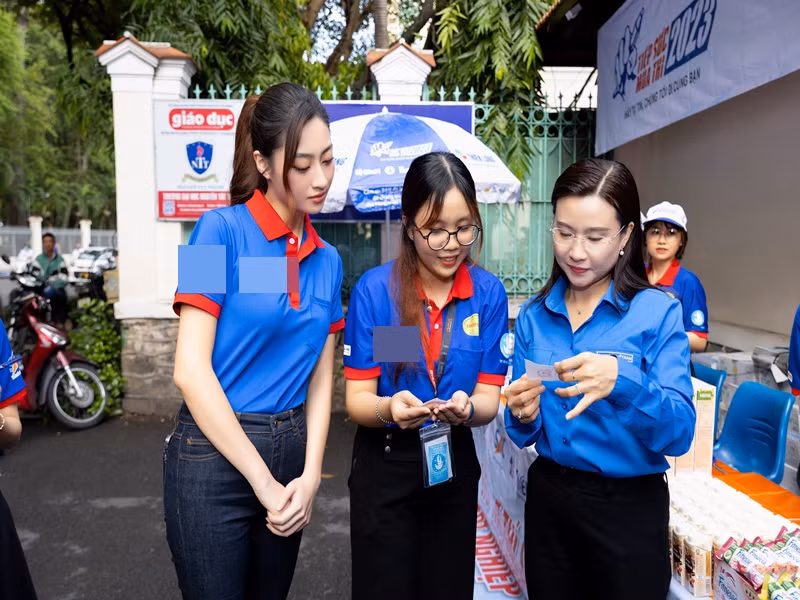Sau khi buổi thi môn Ngữ văn kết thúc, Lương Thùy Linh bày tỏ sự quan tâm và động viên tinh thần các bạn học sinh cho những môn thi kế tiếp.