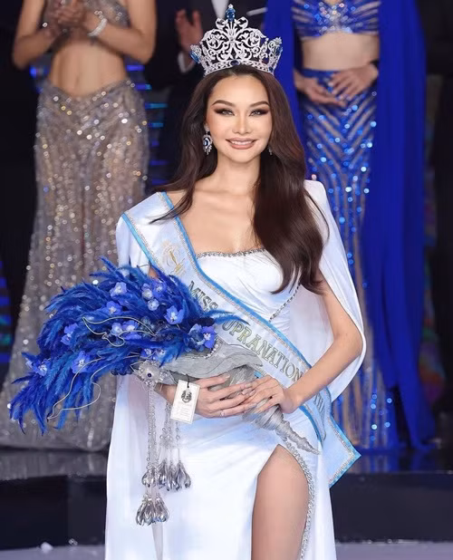 Mỹ nhân mang vương miện Hoa hậu Liên lục địa về cho nhan sắc Thái Lan năm 2014. Ảnh: Zing.