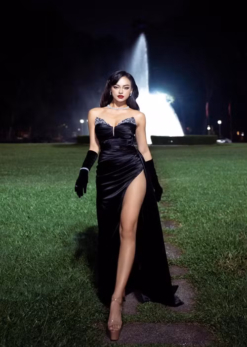 Trong cuộc phỏng vấn với Vietnamnet, Mai Ngô cho biết, dù thu nhập tăng, cô vẫn nặng gánh kinh tế khi phải tích góp tiền trả món nợ vay trong thời điểm khó khăn trong nghề. Nàng hậu đặt mục tiêu sẽ trả hết khoản vay trong năm 2023. Cô cũng hy vọng năm 2023, cô có thể tích lũy được tiền để mua nhà, xe. Ảnh: FBNV.
