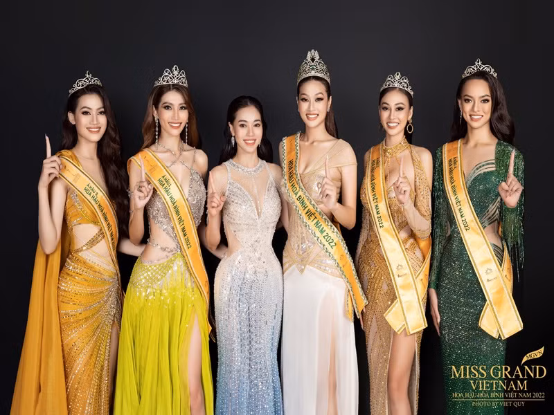 Tháng 10/2022, Đoàn Thiên Ân đăng quang Miss Grand Vietnam 2022. Chế Nguyễn Quỳnh Châu, Trần Tuyết Như, Trần Nguyên Minh Thư và Ngô Thị Quỳnh Mai lần lượt đoạt danh hiệu Á hậu 1,2,3 và 4. Ảnh: Fanpage.