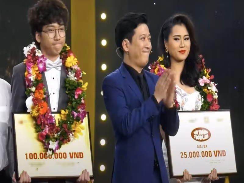 Phát La được Trường Giang dìu dắt và giành được danh hiệu á quân cuộc thi Đấu trường tiếu lâm năm 2016. Ảnh: Techz.