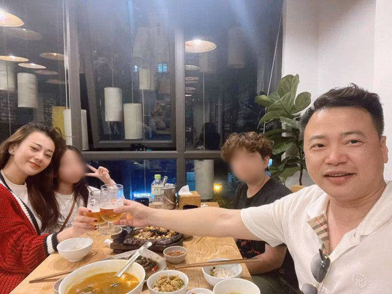 Phương Oanh thân thiết với hai con riêng của Shark Bình. Nữ diễn viên cho biết, Shark Bình là cầu nối giữa cô và các bé. Ảnh: Người Đưa Tin.