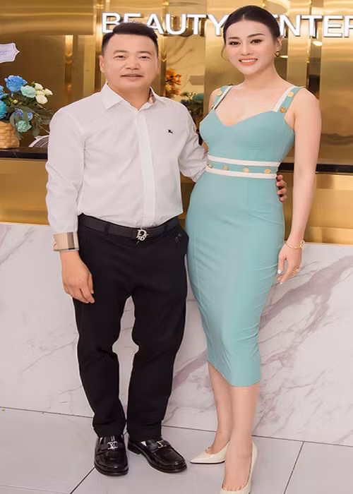 Một năm trước, cặp đôi công khai hẹn hò nhưng bị nhiều cư dân mạng chỉ trích bởi Shark Bình chưa chính thức hoàn tất thủ tục ly hôn doanh nhân Đào Lan Hương. Ảnh: Saostar.