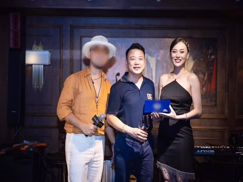 Trải lòng về chuyện tình cảm với Shark Bình, Phương Oanh cho biết, anh luôn ở bên, động viên cô khi cô buồn phiền vì ồn ào đời tư. “Anh ấy bản lĩnh, nhiều năm trong thương trường nên nhìn mọi việc nhẹ nhàng hơn tôi”, Phương Oanh chia sẻ về Shark Bình. Ảnh: FBNV.