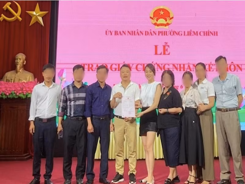 Sáng ngày 15/6, Phương Oanh - Shark Bình hoàn thành thủ tục đăng ký kết hôn. Ảnh: Vietnamnet.