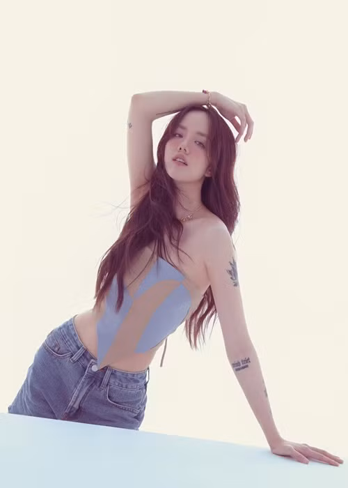 Người đẹp sinh năm 1990 chuộng mặc trang phục khoe vai trần quyến rũ, eo thon.