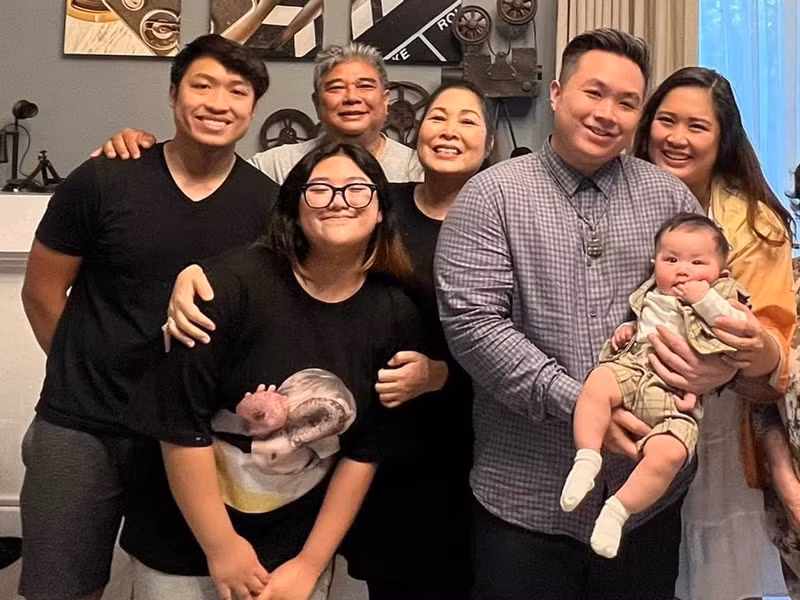 “Anh không hẳn là một người tốt, nhưng anh đã tốt dần lên khi anh luôn có em. Tình yêu của em đã cảm hóa được tâm hồn phiêu lãng của anh, biến anh trở thành người đàn ông của gia đình. Em trói anh bằng sợi tơ mềm mại mà nó vững chãi hơn nhiều so với sợi xích to đùng làm bằng sắt thép”, Lê Tuấn Anh viết trong tâm thư gửi Hồng Vân. Ảnh: FBNV.