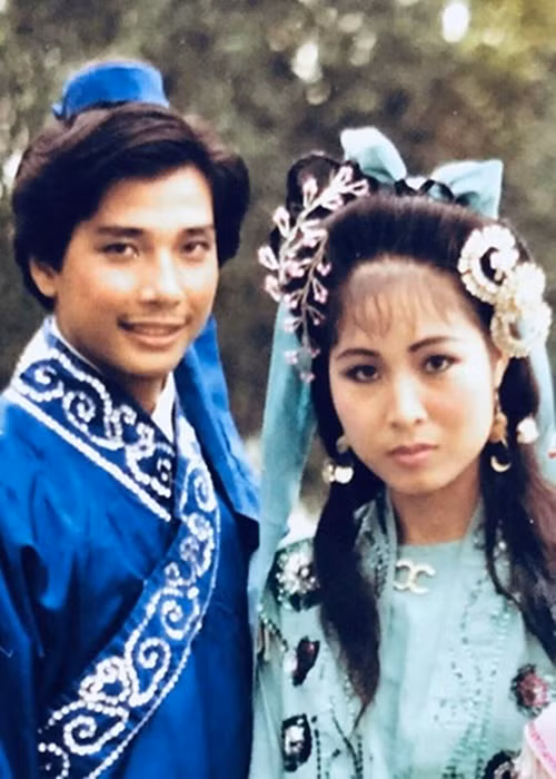  NSND Hồng Vân và Lê Tuấn Anh nảy sinh tình cảm sau khi hợp tác trong MV Thiên Thai của nghệ sĩ Thanh Lan năm 1986-1987. Tuy nhiên, vì hiểu lầm chuyện Lê Tuấn Anh chở một cô gái khác, Hồng Vân đòi chia tay mà không chịu nghe lời giải thích. Ảnh: FBNV.