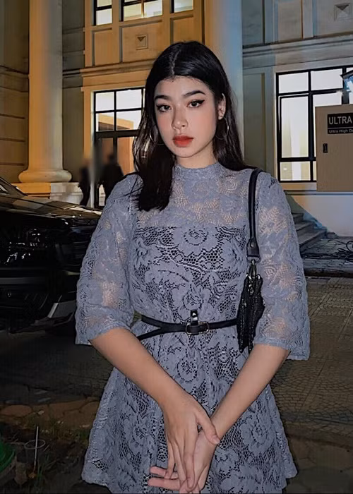 Con gái Võ Hoài Nam thường kẻ mắt mèo, tô son môi đậm.