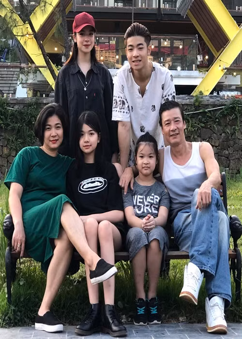 Vợ chồng Võ Hoài Nam có 4 người con. Ngoài Hoài Anh, Hoài Vũ - con trai đầu lòng của nam diễn viên cũng đam mê nghệ thuật.