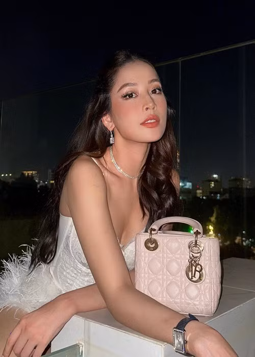 Ngoài hoạt động nghệ thuật, người đẹp sinh năm 1993 còn kinh doanh.