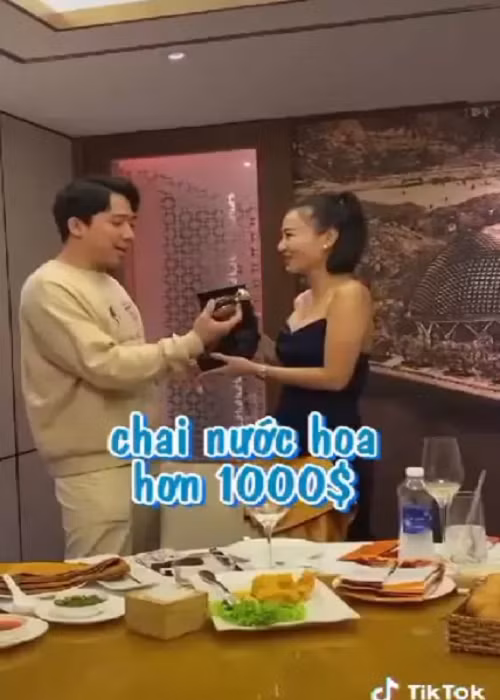 Năm 2022, sinh nhật Thu Minh, Trấn Thành tặng đàn chị chai nước hoa trị giá hơn 1000 USD. Ảnh: Vietnamnet.