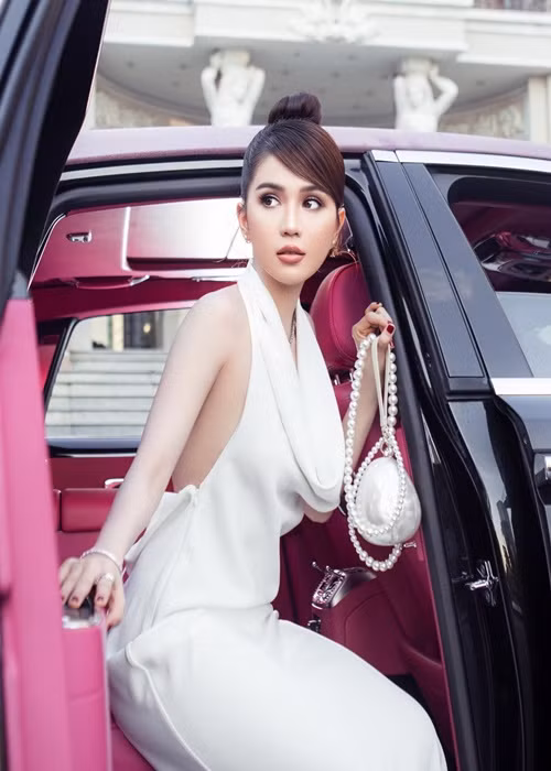 Ngọc Trinh đi xe tiền tỷ. Tháng 4/2022, cô khoe có đến 4 siêu xe. Lần tậu xe gần nhất là Mercedes-Maybach S 650 trị giá 12 tỷ. Ảnh: FBNV.