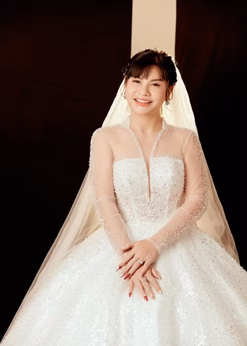 Cát Phượng cho biết, ngoài chăm sóc da, cô còn giữ tin thần vui vẻ để giữ vẻ tươi trẻ.