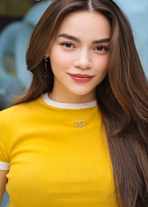 Tháng 7/2019, khi đưa bé Subeo về dự đám cưới của Cường Đô la, Hồ Ngọc Hà cho biết, cô không có ý định tái hôn. “Mẹ chắc không cưới ai đâu vì ai yêu mẹ cũng đều hiểu rằng mẹ yêu em nhất và mẹ sợ nhất đứng trước đám đông làm điều trọng đại. Mẹ chỉ chờ đến ngày em chọn ai đó làm vợ mẹ sẽ đứng trước mọi người, ngay cạnh em, nắm tay em, ngắm em hạnh phúc thôi”, nữ ca sĩ nhắn nhủ con trai đầu lòng. Ảnh: FBNV.