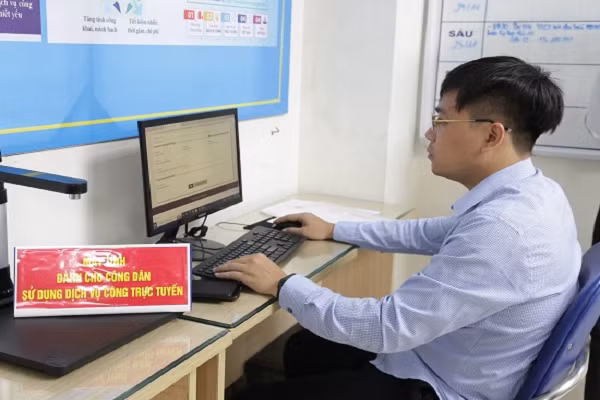 Chinh thuc cap giay khai sinh va the bao hiem y te cung luc tu ngay 1/7
