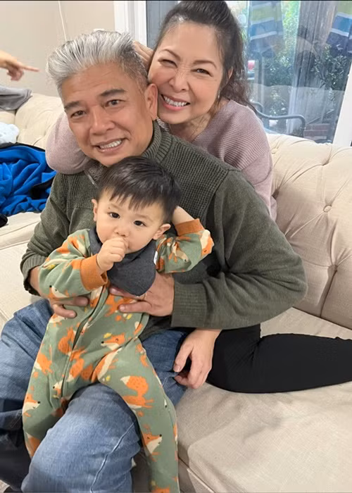 Lê Tuấn Anh làm đám cưới với Hồng Vân năm 2003. Vợ chồng anh có một cô con gái chung. Gần đây, Lê Tuấn Anh khiến nhiều người bất ngờ khi giảm được 42kg. Ảnh: FBNV.