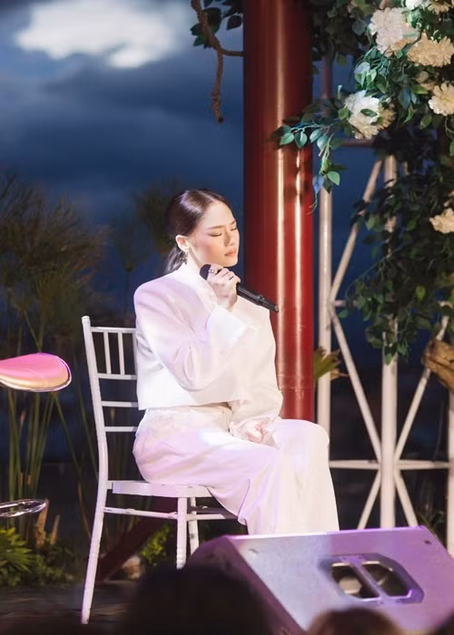 “Tôi vào nghề không có sự chuẩn bị, không được học một ngày nào về diễn xuất, một nốt nhạc cũng không biết. Tôi làm nghề khác với mọi người một chút, bài học của tôi từ thực tiễn nhiều hơn chứ không được đào tạo qua trường lớp. Đối với những người có giọng hát live khủng hay trình diễn tốt thì mới xứng đáng được gọi là ca sĩ, còn tôi gọi là Miu Lê là được rồi”, Vietnamnet dẫn lời Miu Lê. Ảnh: FBNV.