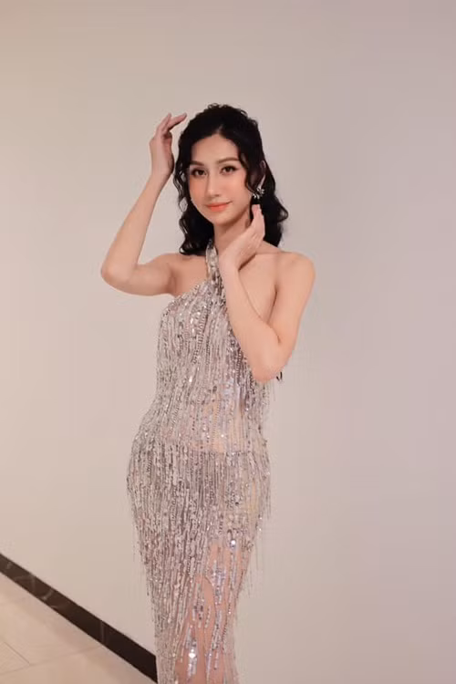 Lynk Lee bị body shaming vì quá gầy. Nữ ca sĩ từng bị hiểu lầm là sử dụng chất kích thích. Nói về cách để vượt qua việc bị miệt thị, Lynk Lee xem body shaming như một "chất xúc tác", nghĩ theo hướng tích cực và đáp trả văn minh. Ảnh: FBNV.