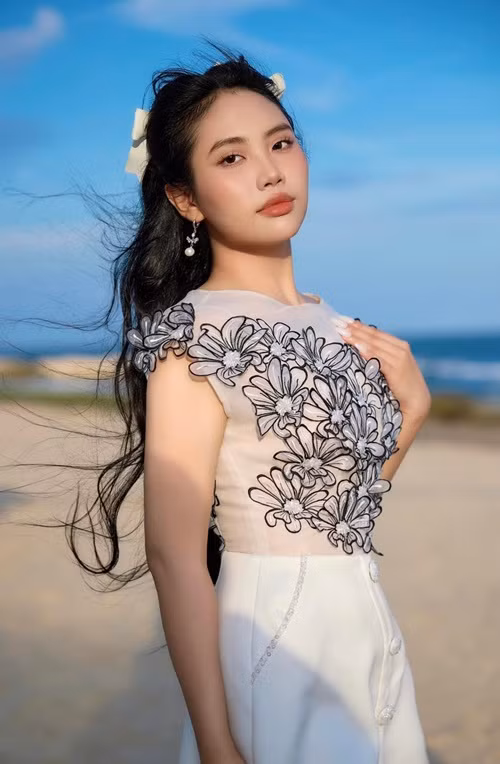 Phương Mỹ Chi bị miệt thị về cân nặng, đặc biệt là bắp tay. Nữ ca sĩ lén dùng thuốc giảm cân không rõ nguồn gốc, móc họng, nhịn ăn. Vì dùng những biện pháp tiêu cực để giảm cân, Phương Mỹ Chi bị viêm dạ dày, rụng tóc. Ảnh: FBNV.