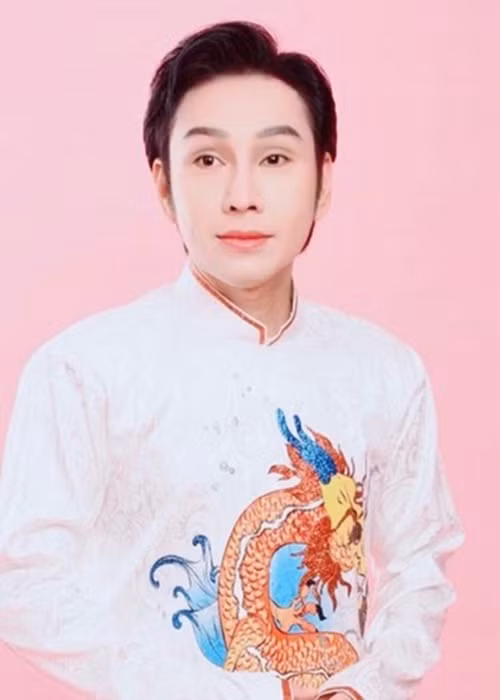 Vũ Luân giống nghệ sĩ Vũ Linh từ gương mặt đến dáng dấp, tướng đi, cách hát và diễn xuất. Bởi vậy, Vũ Luân được Vũ Linh nhận làm con nuôi, dạy dỗ và nâng đỡ vào nghề. Ảnh: FBNV.