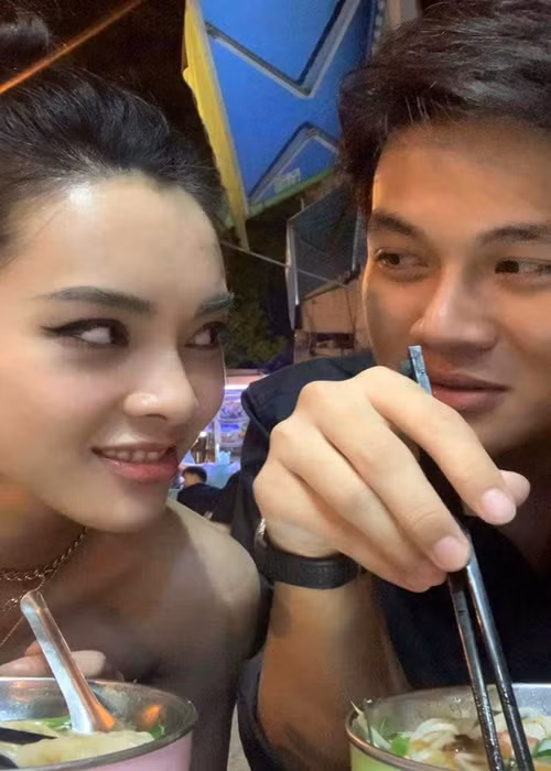 Giữa ồn ào của Tiến Phát, Quỳnh Lương chia sẻ trong livestream: “Trong tình yêu, việc hạnh phúc hay không là của riêng mình. Mẹ mình còn chưa nói gì mà. Sống thì phải cẩn thận nhưng không thể cứ đề phòng. Lúc nào người ta tốt, mình quen, còn không thì thôi. Cảm ơn mọi người đã lo lắng cho mình nhưng hiện mình cảm thấy bình thường”. Sau đó, câu nói của cô bị một fanpage cắt ghép thành “Yêu đương là việc của mình, mẹ mình còn chưa nói gì”. Để sự việc không bị đẩy đi quá xa, Quỳnh Lương lên tiếng. Ảnh: FBNV.