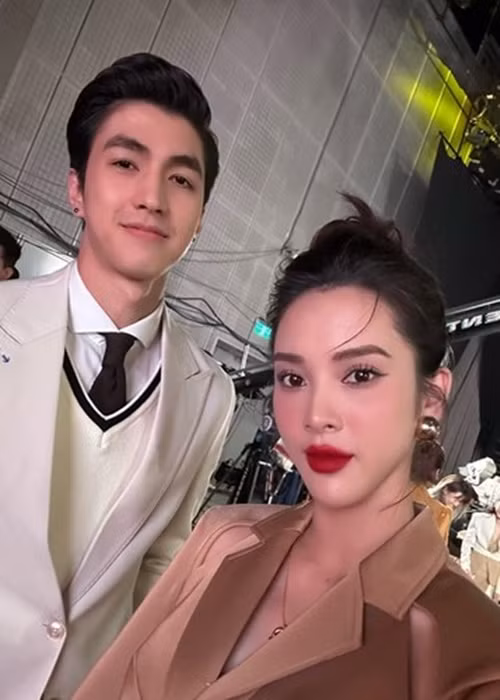 Đầu năm nay, một số cư dân mạng đặt nghi vấn Quỳnh Lương để ý Bình An khi người đẹp này bị soi thường nhìn bạn diễn trong một chương trình. Nhanh chóng, Quỳnh Lương lên tiếng. Nữ diễn viên phân trần, ánh mắt của cô chỉ do lo lắng vì không thuộc lời bài hát trong khi vẫn phải biểu diễn và tương tác với các đồng nghiệp. Ảnh: FBNV.