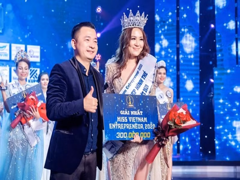 Công ty TNHH MTV đầu tư du lịch giải trí Khổng Tước tổ chức cuộc thi Hoa hậu Doanh nhân sắc đẹp Việt 2020 tại TP HCM vào ngày 18/11/2020 mà không có giấy phép. Tháng 1/2021, đơn vị này bị phạt 90 triệu đồng. Ảnh: Người Lao Động. 