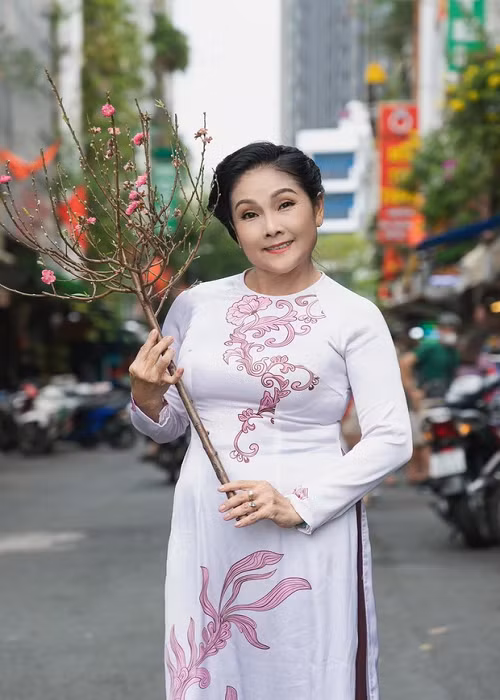 Hồng Nhung sớm giã từ sân khấu sau khi cuộc hôn nhân với nghệ sĩ Quang Minh tan vỡ. Ảnh: Phụ Nữ Việt Nam.