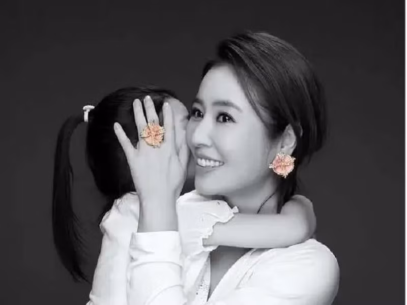 Cách đây ít ngày, Lâm Tâm Như lần đầu công khai xuất hiện cùng con trong một dự án từ thiện. Ảnh: Phụ Nữ Việt Nam.