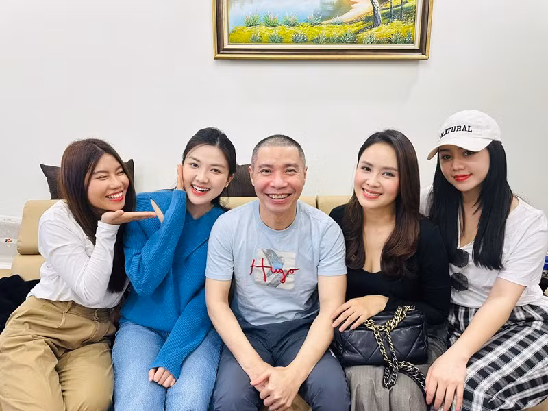 Công Lý vui vẻ khi các diễn viên phim Hoa hồng trên ngực trái đến thăm.
