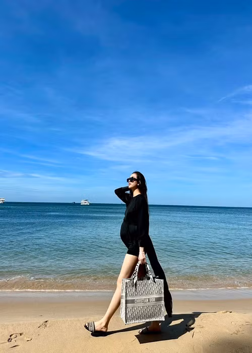 Người đẹp gốc Kiên Giang vẫn gợi cảm, trẻ trung khi mang thai.