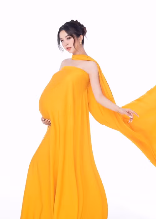 Thúy An chỉ hé lộ ảnh mang bầu sau khi sinh nở.