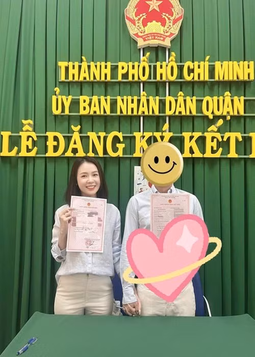 Tháng 4, nữ MC kiêm diễn viên Sam đăng ký kết hôn. Chồng người đẹp là một doanh nhân, không làm trong ngành giải trí. Ảnh: FBNV.