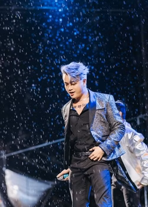 Khi rời nhóm HKT năm 2018, TiTi phải bắt đầu lại từ đầu. "Không một bầu show nào muốn mời tôi đơn giản vì khán giả chỉ muốn nghe những ca khúc của HKT thôi, còn khi đứng trên sân khấu một cách riêng lẻ, họ cảm thấy thật lạ lẫm", anh chia sẻ. Ảnh: FBNV.