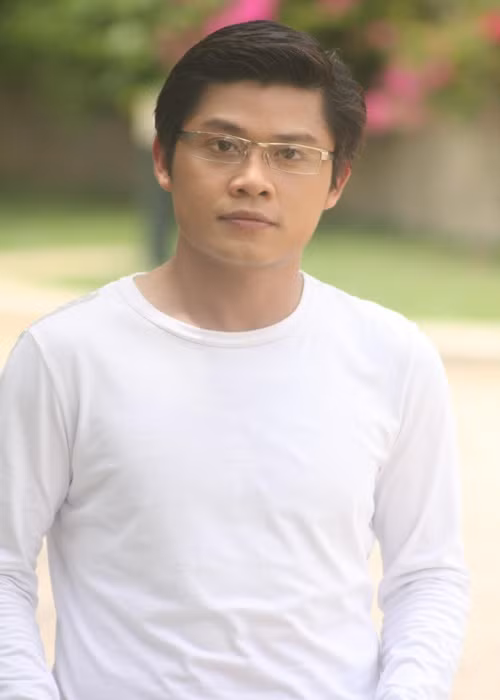 Theo Vietnamnet, nhạc sĩ Nguyễn Văn Chung bắt đầu sáng tác vào năm 2002 khi học đại học năm thứ hai tại TP HCM.