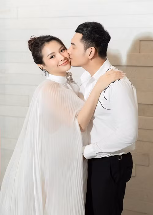 Tháng 11/2022, Phương Trinh Jolie khoe tin vui bầu bí. Nữ ca sĩ chia sẻ, cô bị bệnh lạc nội mạc tử cung nên không thể mang thai theo tự nhiên. Vì vậy, Phương Trinh Jolie thụ tinh ống nghiệm.