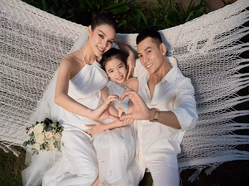 Phương Trinh Jolie và Lý Bình làm đám cưới vào cuối tháng 4/2022. Trong hôn lễ, nữ ca sĩ công khai con gái riêng 9 tuổi.