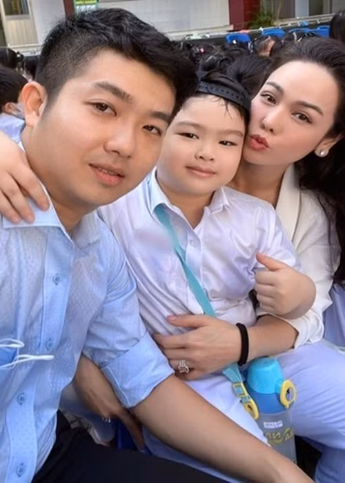 Giống MC Hoàng Oanh, Nhật Kim Anh cũng giữ mối quan hệ tốt đẹp với chồng cũ vì con trai chung. Ảnh: FBNV.