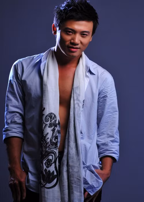 Năm 2008, nhờ khả năng dẫn song ngữ Anh - Việt, Khắc Nguyện làm MC cuộc thi Hoa hậu Hoàn vũ Thế giới tại Nha Trang bên cạnh Hoa hậu Hoàn vũ Thế giới 2007 Riyo Mori. Ảnh: Sức Khỏe Và Đời Sống.