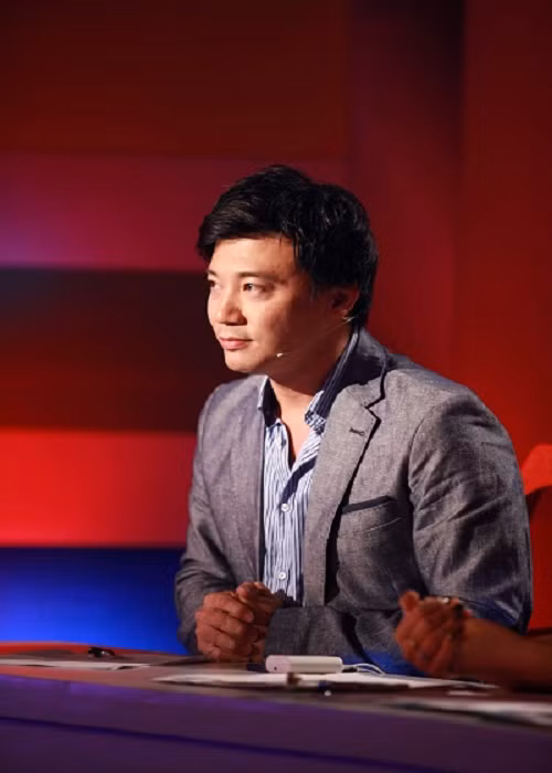 Khắc Nguyện còn dẫn các chương trình như Rubic 8 (VTV), Tạp chí Văn nghệ (HTV), Kinh tế tài chính (HTV). Ảnh: VTV.